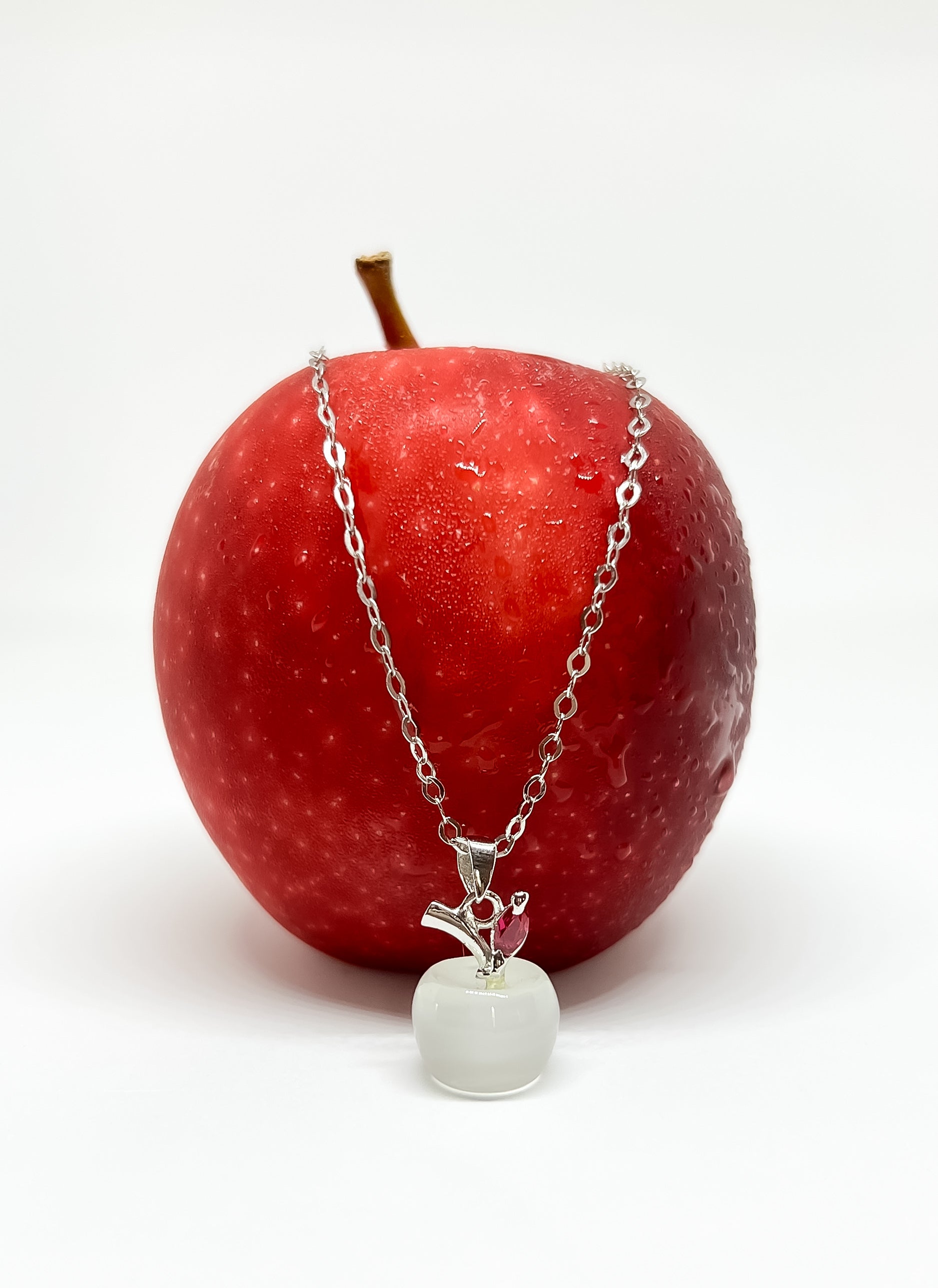 INVISIBLE APPLE NECKLACE